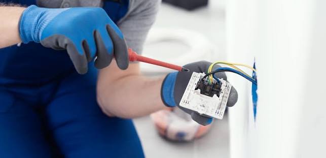 Cómo saber si tu instalación eléctrica es peligrosa: 10 señales de alerta