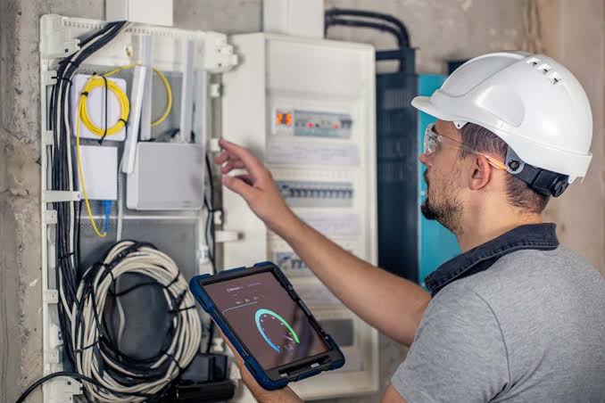 Cuánto cobra un electricista en Lima por punto de luz, tomacorriente y tablero